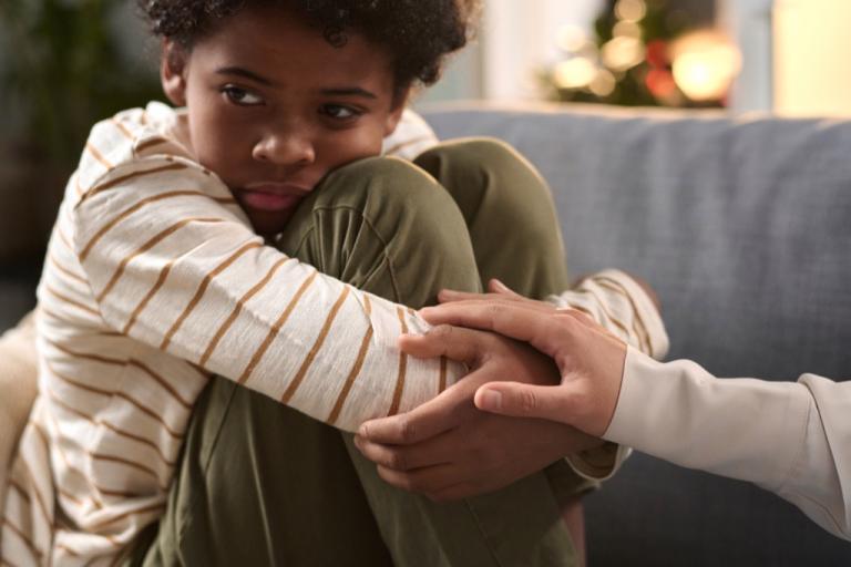 La salud integral del niño incluye el bienestar mental.