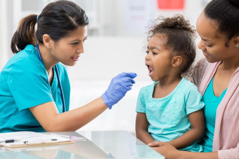 Pruebas de laboratorio en un entorno adaptado a los niños.