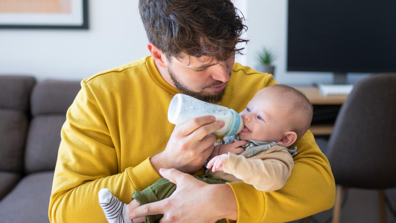 Alimentación con mamadera del bebé amamantado